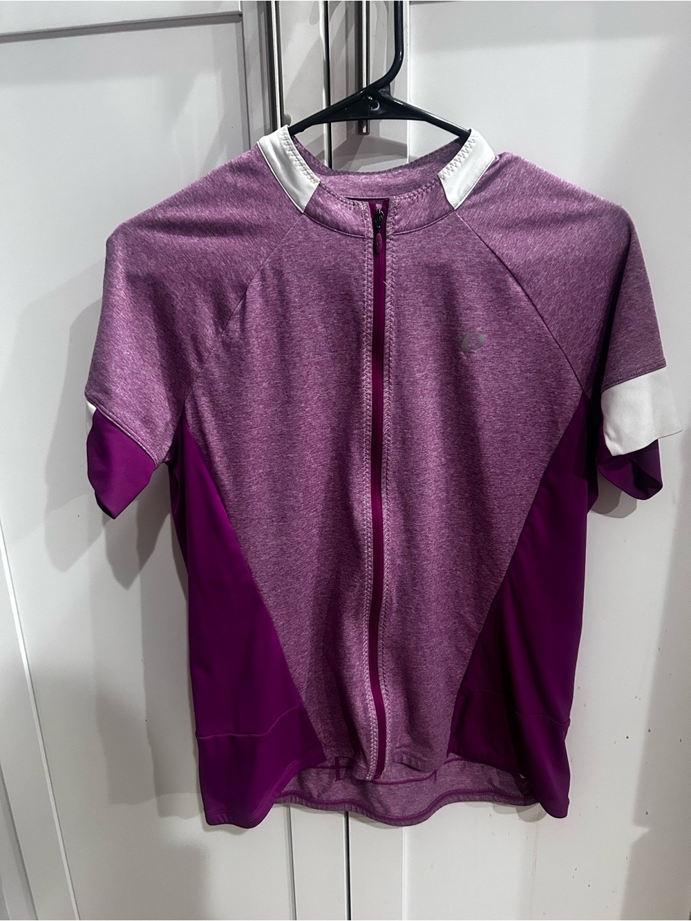 Women’s L Pearl Izumi Cycling Jersey.